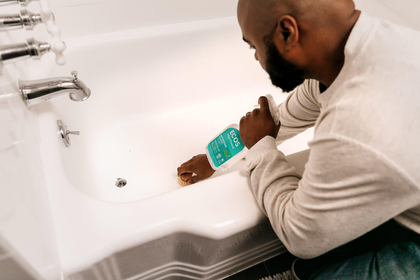 Cleaning Bathtub With ECOS Bathroom Cleaner